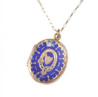 9 CT GOLD OVAL ENAMEL LOCKET ON A FINE 9 CT GOLD CHAIN at Ross's Online Art Auctions