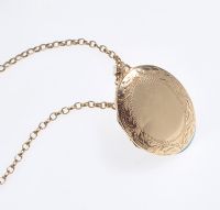 ENGRAVED 9 CT GOLD OVAL LOCKET ON A FINE 9 CT GOLD CHAIN at Ross's Online Art Auctions