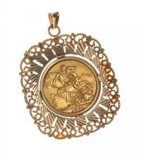 9CT GOLD PENDANT SET WITH A SOVEREIGN COIN at Ross's Online Art Auctions