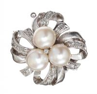 14CT WHITE GOLD PEARL AND DIAMOND BROOCH at Ross's Online Art Auctions