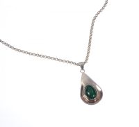 SHAPED SILVER MALACHITE PENDANT ON A LONG SILVER BELCHER CHAIN at Ross's Online Art Auctions