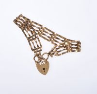 9 CARAT GOLD GATE BRACELET WITH A HEART SHAPED PADLOCK at Ross's Online Art Auctions