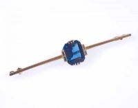 9CT GOLD & BLUE STONE ART DECO STYLE BAR BROOCH at Ross's Online Art Auctions