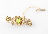 15CT GOLD, PERIDOT & SEED PEARL BAR BROOCH at Ross's Online Art Auctions