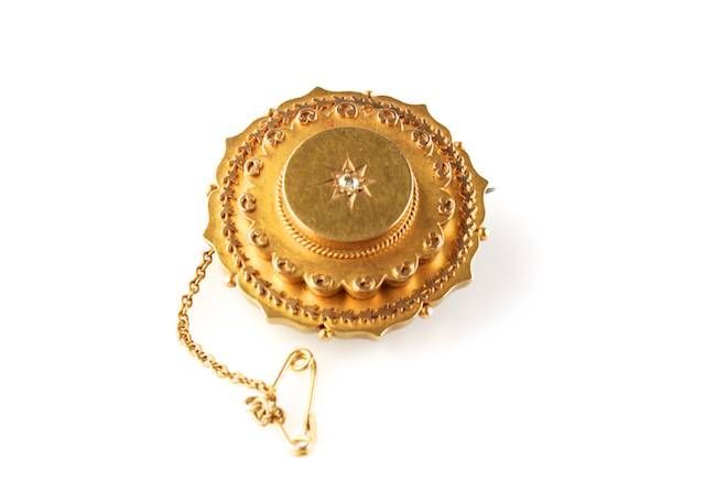 15CT GOLD EMBOSSED CIRCULAR BROOCH WITH DIAMOND CHIPS at Ross's Online Art Auctions