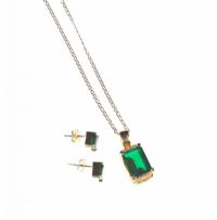 14CT GOLD & GREEN STONE PENDANT ON CHAIN WITH MATCHING EARRINGS at Ross's Online Art Auctions