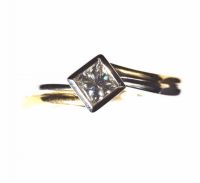 18CT GOLD & DIAMOND SOLITAIRE RING at Ross's Online Art Auctions