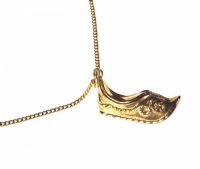 9CT GOLD SLIPPER PENDANT ON FINE 9CT GOLD CHAIN at Ross's Online Art Auctions