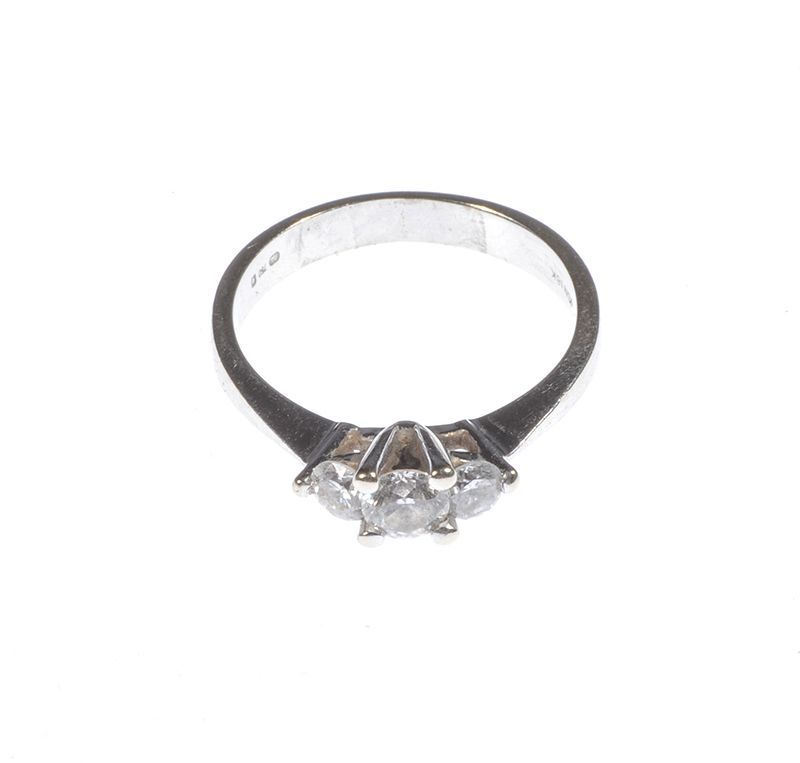 18 CARAT WHITE GOLD DIAMOND RING at Ross's Online Art Auctions