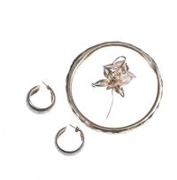 SILVER SLAVE BANGLE, PAIR OF SILVER HOOP EARRINGS & A SILVER FILIGREE DRESS BROOCH at Ross's Online Art Auctions