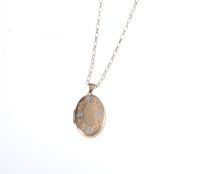 14 CT GOLD ENGRAVED OVAL LOCKET ON A 9 CT GOLD CHAIN at Ross's Online Art Auctions