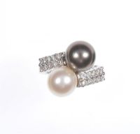18 CT WHITE GOLD CULTURED BLACK & WHITE PEARL & DIAMOND TWIST RING at Ross's Online Art Auctions