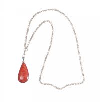 SILVER, MOTHER OF PEARL & AGATE PENDANT WITH A SILVER CHAIN at Ross's Online Art Auctions