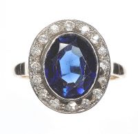 18 CT GOLD & PLATINUM OVAL SAPPHIRE & DIAMOND CLUSTER RING at Ross's Online Art Auctions