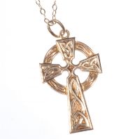 9 CT GOLD CELTIC CROSS ON A FINE 9 CT GOLD CHAIN at Ross's Online Art Auctions