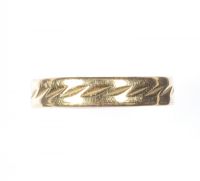 18 CT ENGRAVED GOLD BAND at Ross's Online Art Auctions