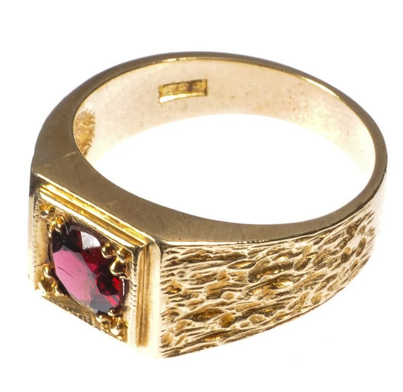 9 CT GOLD AND GARNET GENT'S RING