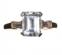 18CT GOLD RING WITH GLASS STONES at Ross's Online Art Auctions