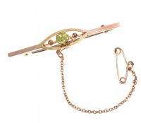 9CT GOLD AND PERIDOT BAR BROOCH at Ross's Online Art Auctions