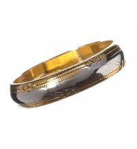 GENT'S 9CT GOLD TWO TONE ENGRAVED BAND at Ross's Online Art Auctions