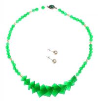 A SUITE OF PEARL STUD EARRINGS AND A JADE AND PEARL BEADED NECKLACE WITH A STERLING SILVER AND MALACHITE CLASP at Ross's Online Art Auctions