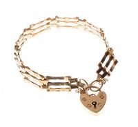 9CT GOLD GATE LINK BRACELET WITH HEART-SHAPED PADLOCK CLASP at Ross's Online Art Auctions