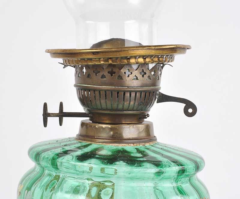 VICTORIAN BRASS PILLAR OIL LAMP at Ross's Online Art Auctions