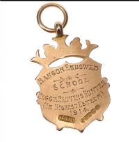 9CT GOLD MEDAL, ENGRAVED 'BANGOR ENDOWED SCHOOL 1914' ON REVERSE at Ross's Online Art Auctions