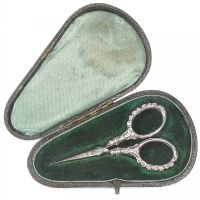 BOXED VICTORIAN STERLING SILVER SCISSORS at Ross's Online Art Auctions