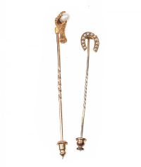 15CT GOLD STICK PIN WITH HORSE SHOE MOUNT, SET WITH SEED PEARL AND ONE OTHER at Ross's Online Art Auctions