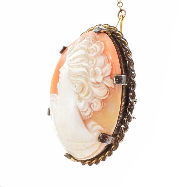 GOLD-TONE MOUNTED CAMEO BROOCH at Ross's Online Art Auctions