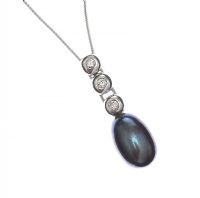 18CT WHITE GOLD NECKLACE SET WITH FRESHWATER PEARL AND DIAMONDS at Ross's Online Art Auctions