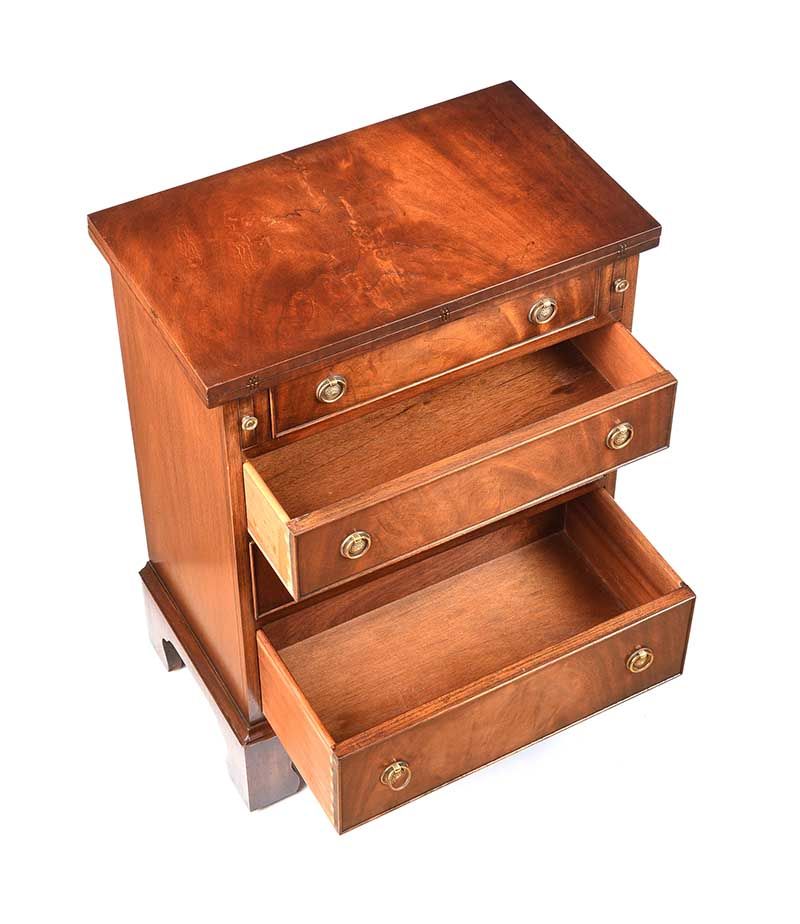 MAHOGANY BACHELOR'S CHEST OF DRAWERS at Ross's Online Art Auctions