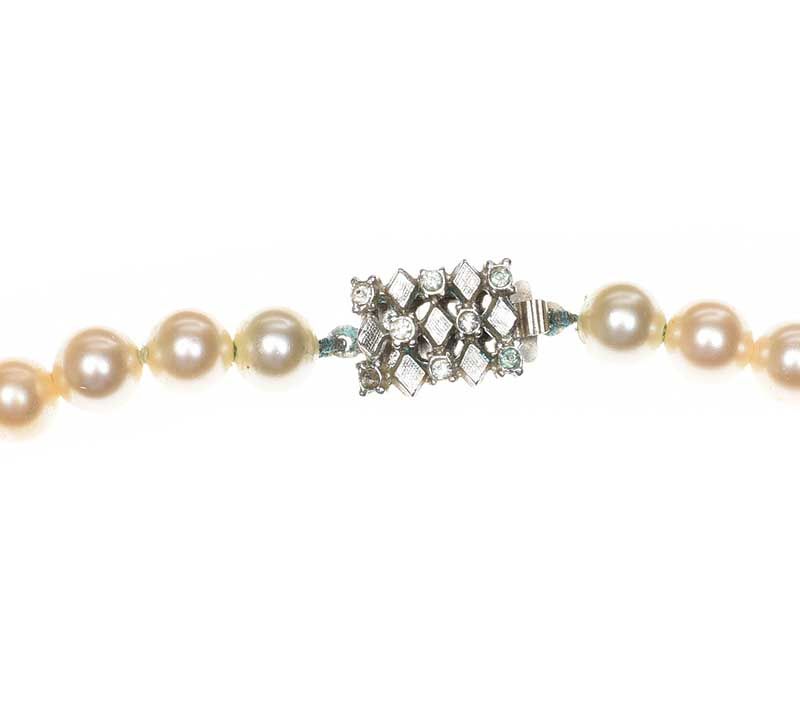 ASSORTMENT OF COSTUME JEWELLERY INCLUDING LOTUS FAUX PEARLS at Ross's Online Art Auctions
