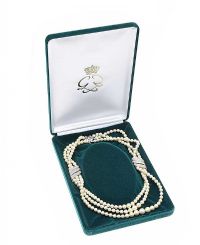BOXED REPLICA OF PEARLS WORN BY PRINCESS GRACE OF MONACO at Ross's Online Art Auctions