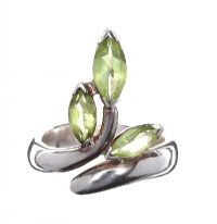 STERLING SILVER GREEN STONE RING at Ross's Online Art Auctions