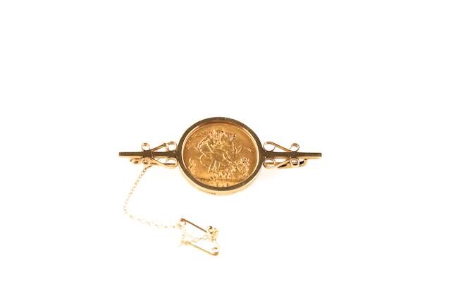 9CT GOLD BAR BROOCH MOUNTED WITH 1913 SOVEREIGN at Ross's Online Art Auctions