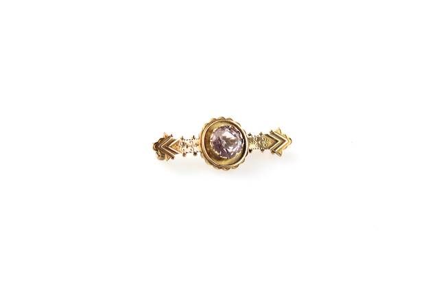 9CT GOLD BAR BROOCH WITH AMETHYST CENTRE STONE at Ross's Online Art Auctions