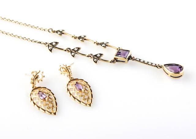 9CT GOLD, SEED PEARL & AMETHYST DROP PENDANT ON CHAIN WITH MATCHING 9CT GOLD & AMETHYST EARRINGS at Ross's Online Art Auctions