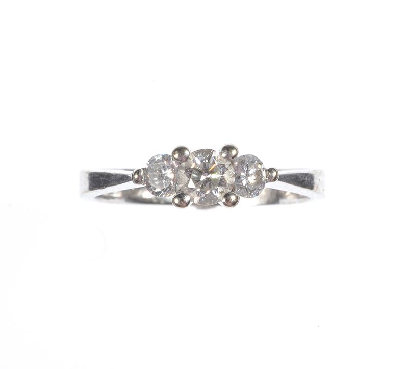 18 CARAT WHITE GOLD DIAMOND RING at Ross's Online Art Auctions