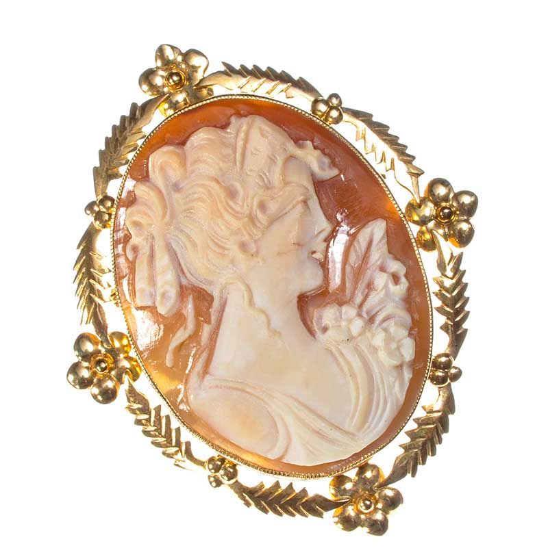 9CT GOLD AND CAMEO BROOCH at Ross's Online Art Auctions