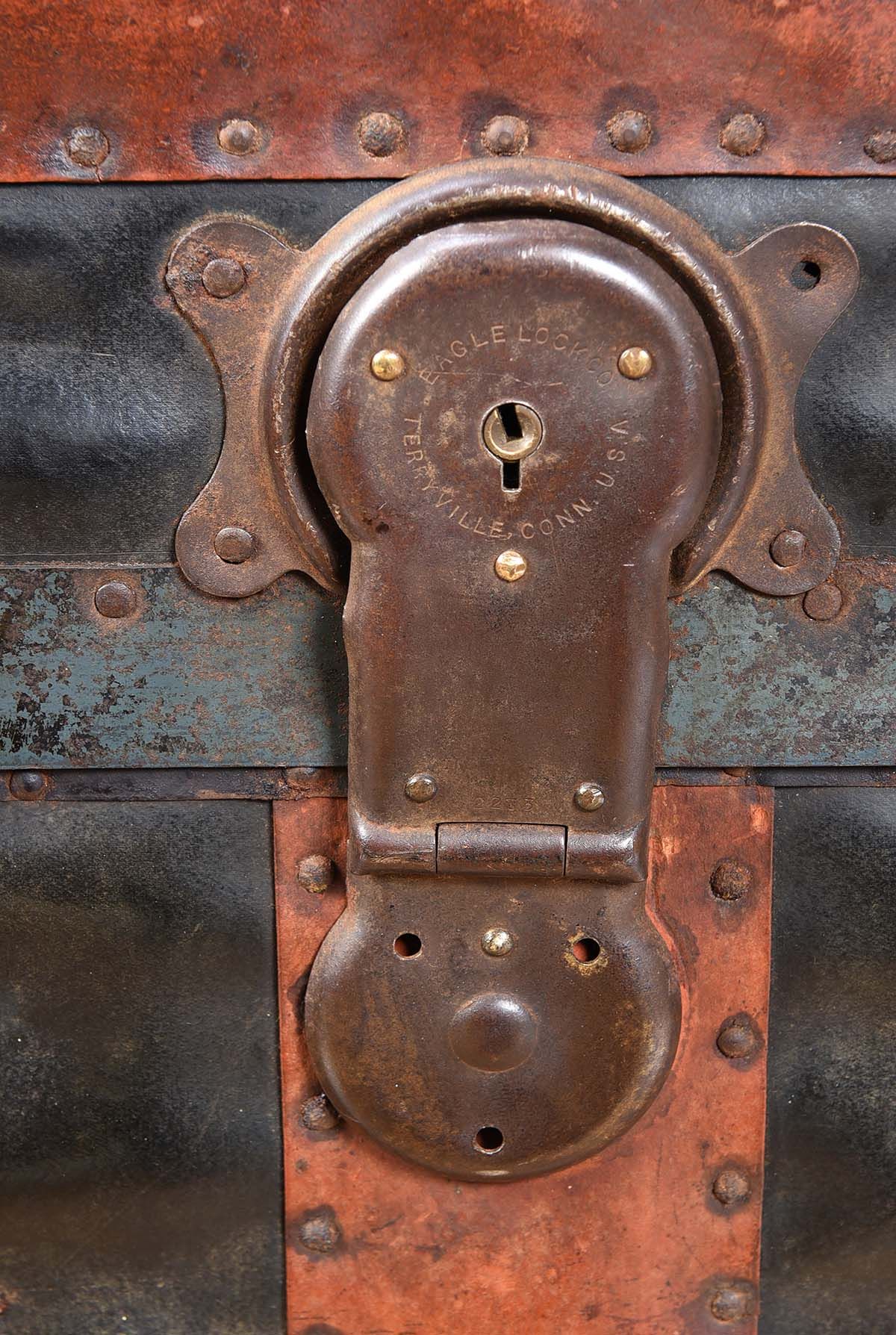 VINTAGE LEATHER TRAVEL TRUNK at Ross's Online Art Auctions